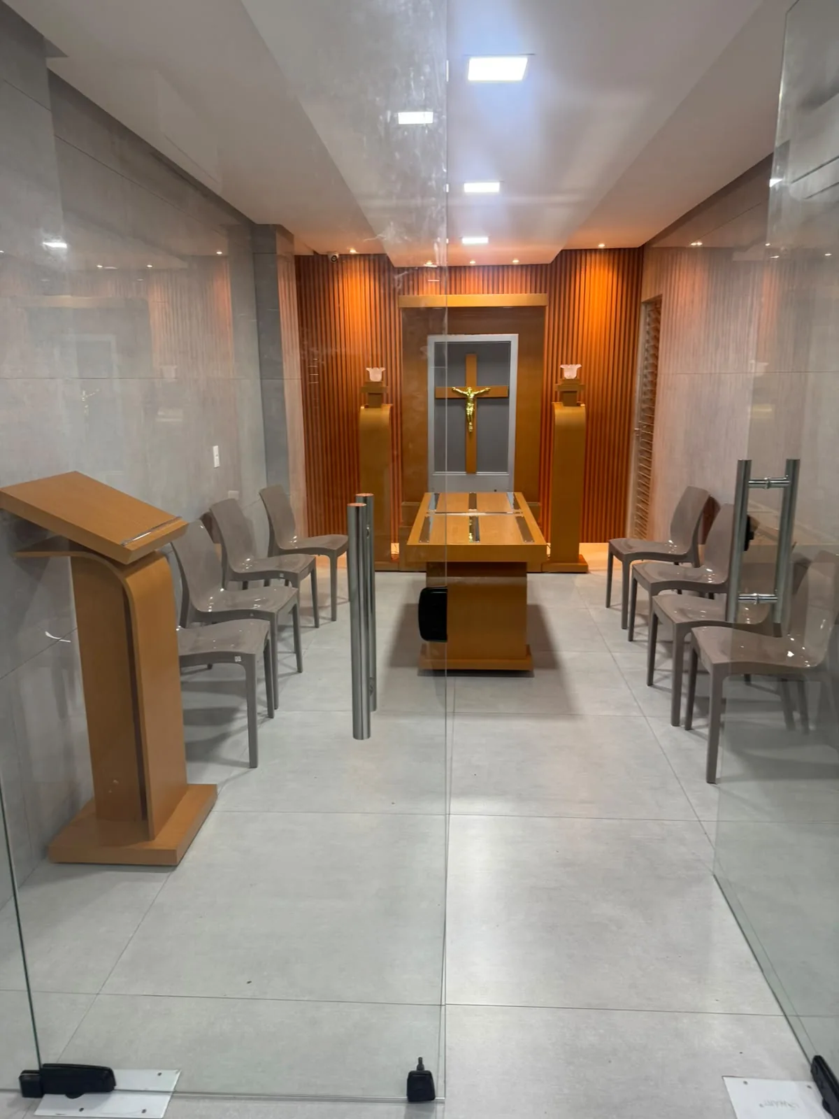 Sala de velório da Funerária Souza com cadeiras, púlpito e espaço central para homenagem